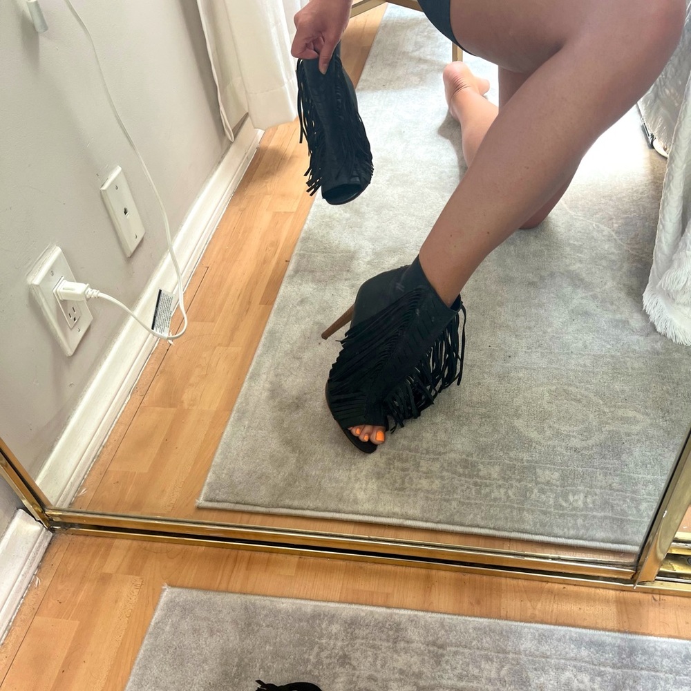Size 9.5 M, LIKE NEW!!! Heels and soles in good condition